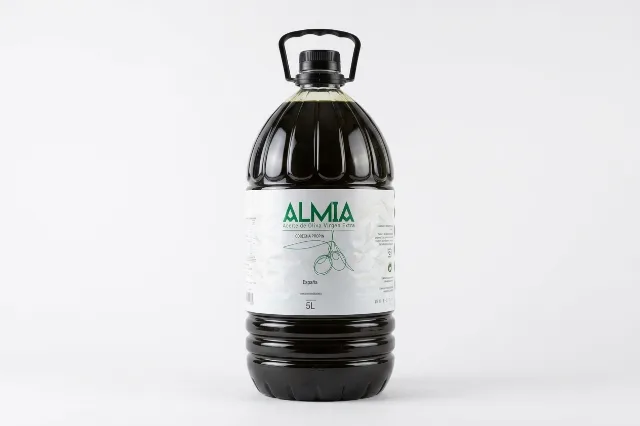 Garrafa de Almia de 5 litros sobre fondo blanco