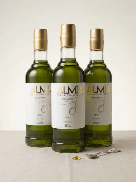 Tres botellas de Almia de 500 ml juntas, sobre fondo claro